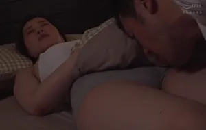 3 ngày gã chồng đi làm ăn, bà xã ở nhà nữa đêm bị bố gã chồng mò vào phòng