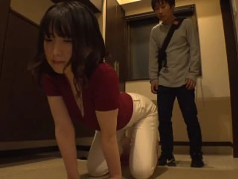 Chồng lo làm việc, người vợ ở nhà vụng trộm với cậu thanh niên phòng bên