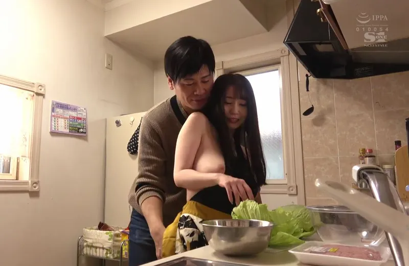 Nghi ngờ vợ lén lút, chồng yêu lén lắp camera và chứng kiến tất cả